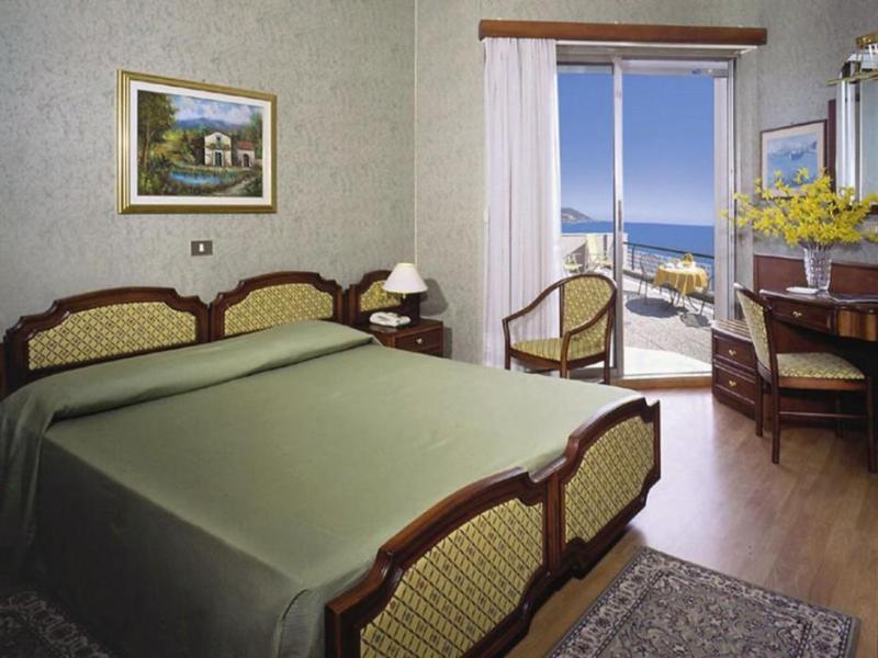 Hotel Bellevue Et Mediterranée Diano Marina Exterior foto