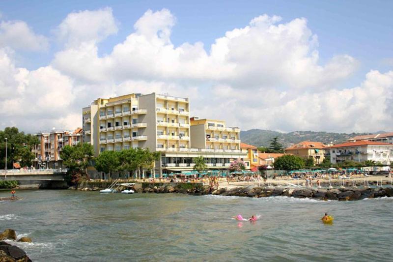 Hotel Bellevue Et Mediterranée Diano Marina Exterior foto