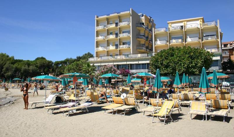 Hotel Bellevue Et Mediterranée Diano Marina Exterior foto