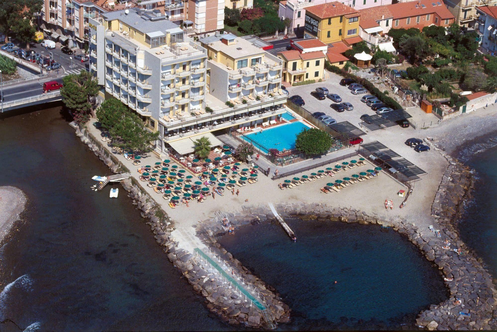 Hotel Bellevue Et Mediterranée Diano Marina Exterior foto