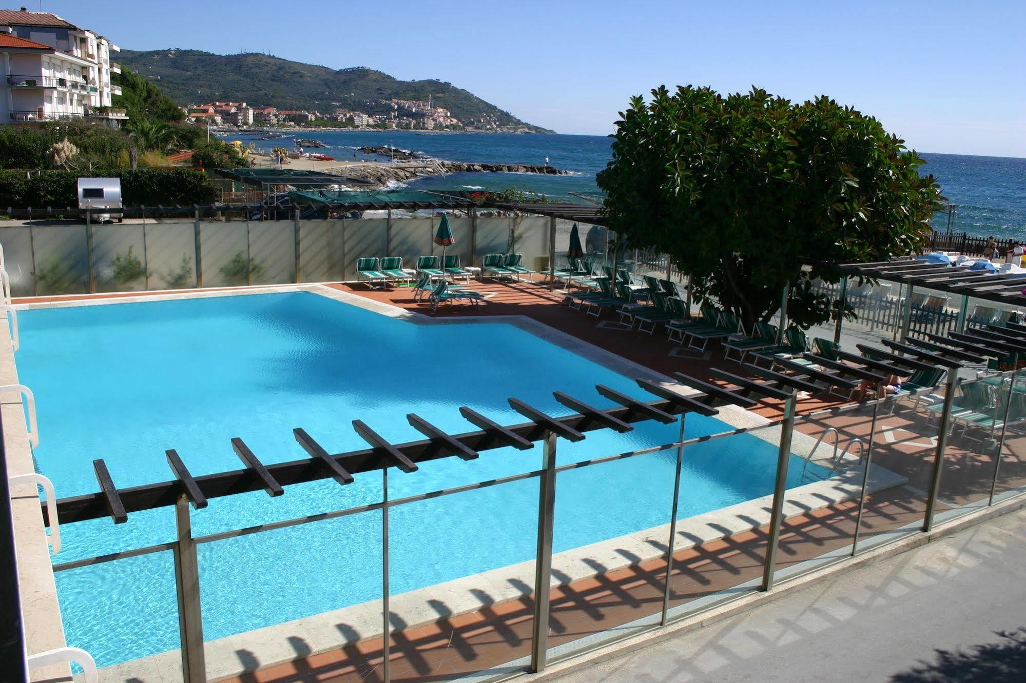 Hotel Bellevue Et Mediterranée Diano Marina Exterior foto